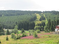 výhled z balkonu pokoje na sjezdovku