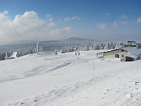 lyžařský areál Neklid v pozadí Božidarský Špičák 1115m